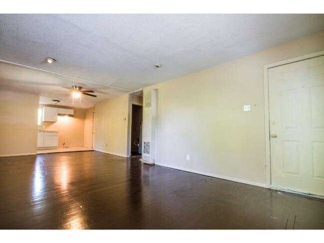 Building Photo - Discover Your New Home in the Heart of San Antonio's East Side