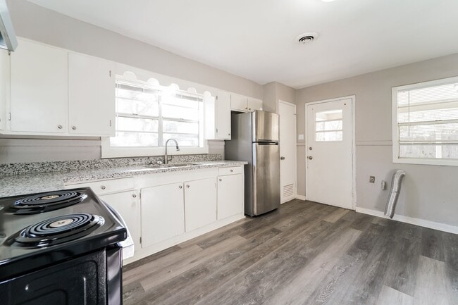 Building Photo - 522 Beaverbrook Dr