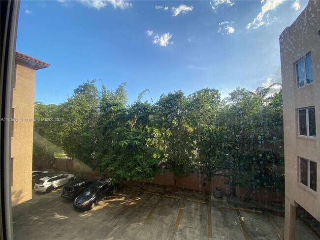 Building Photo - 2630 SW 28th St