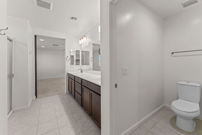 Building Photo - 4 Bedroom 2.5 Bathroom