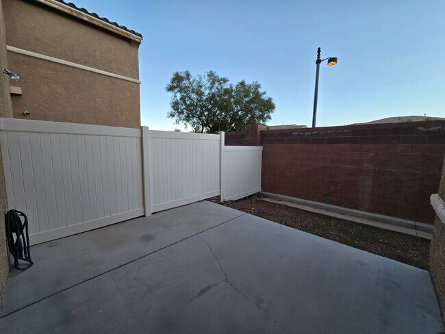 Building Photo - A Fabulous 3 Bedroom, 2.5 Bathroom, 2 Car Garage Townhome in NW Las Vegas