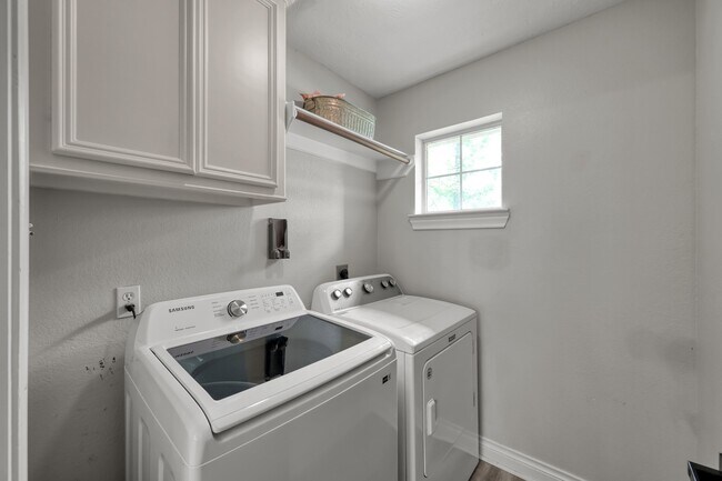 Building Photo - 3215 Canterbury Ln