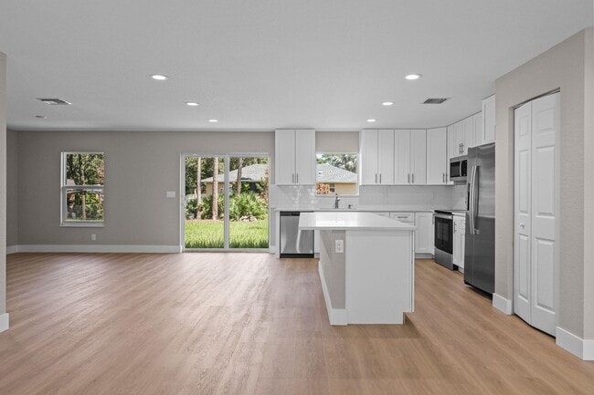 Building Photo - 5906 Hickory Dr