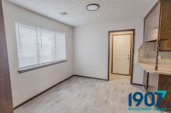 Building Photo - Charming Brick Home with Modern Updates and Large Backyard in Moore!