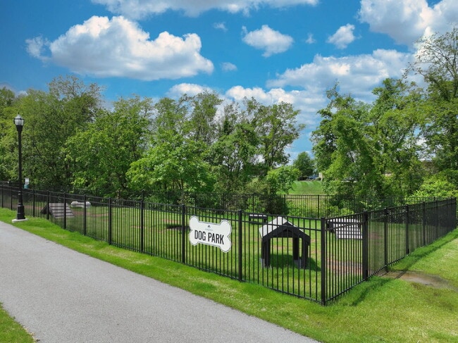 Building Photo - Like-New Modern Townhome Near Dining, Shopping, Trails & Old Hickory Lake