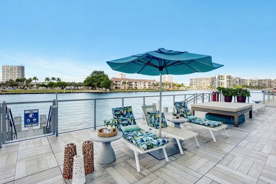 Building Photo - 4010 S Ocean Dr