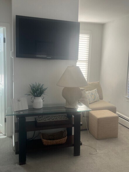 Building Photo - 404 Thames St