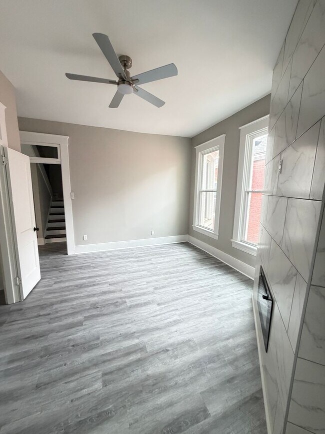 Building Photo - Huge 4 Bed and 2.5 Bath Home!