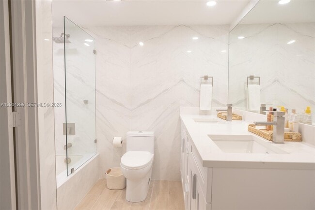 Building Photo - 3250 N Palm Aire Dr