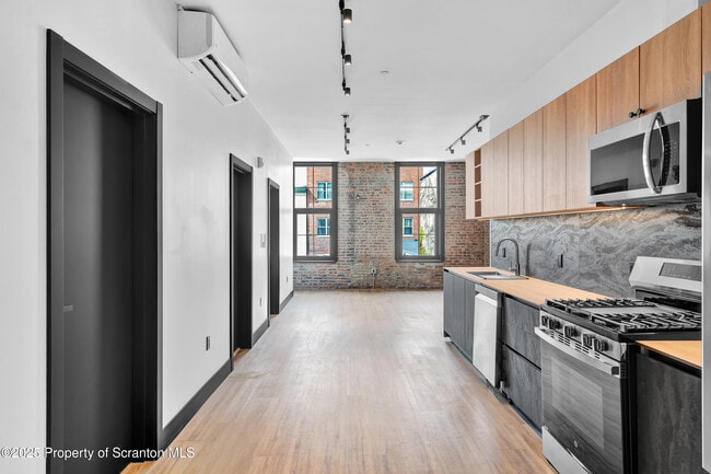 Building Photo - 115 Penn Ave