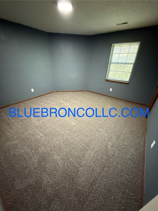 Building Photo - Spacious 3 BR Townhome—New Carpet & Paint—...
