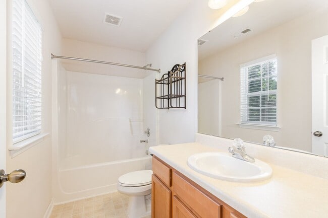 Building Photo - Lovely 2-Bedroom Move-In Ready Townhome in...