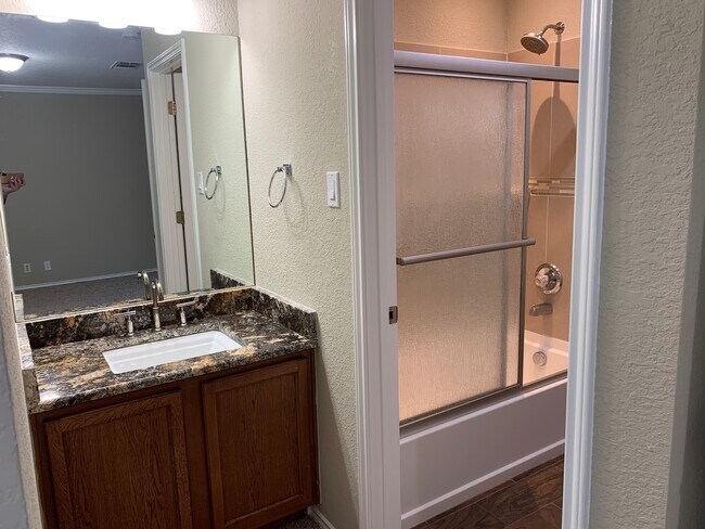 Building Photo - *MOVE IN SPECIAL* Gorgeous Four Bedroom Home with Covered Patio Near Medical Center!!