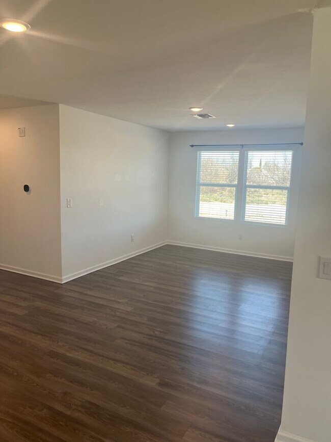 Building Photo - Beautiful 4 Bedroom 2 Bathroom split floor plan home in the newly built Turquoise Hills Neighborh...