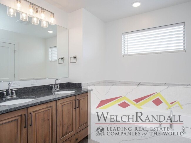 Building Photo - Spacious 3 Bed 2.5 Bath Townhome in West Haven