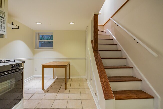 Building Photo - Beautiful 2 Bedroom, 2 Bathroom Historical Row Home