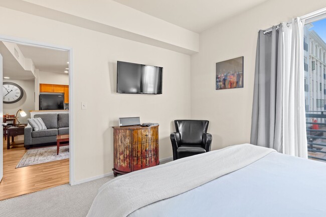 Building Photo - Downtown Island Hideaway -Mid Term Condo