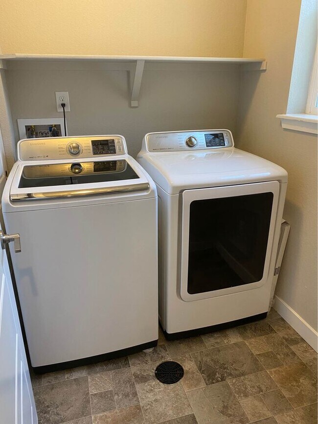 Building Photo - 612 E Hinsdale Ave