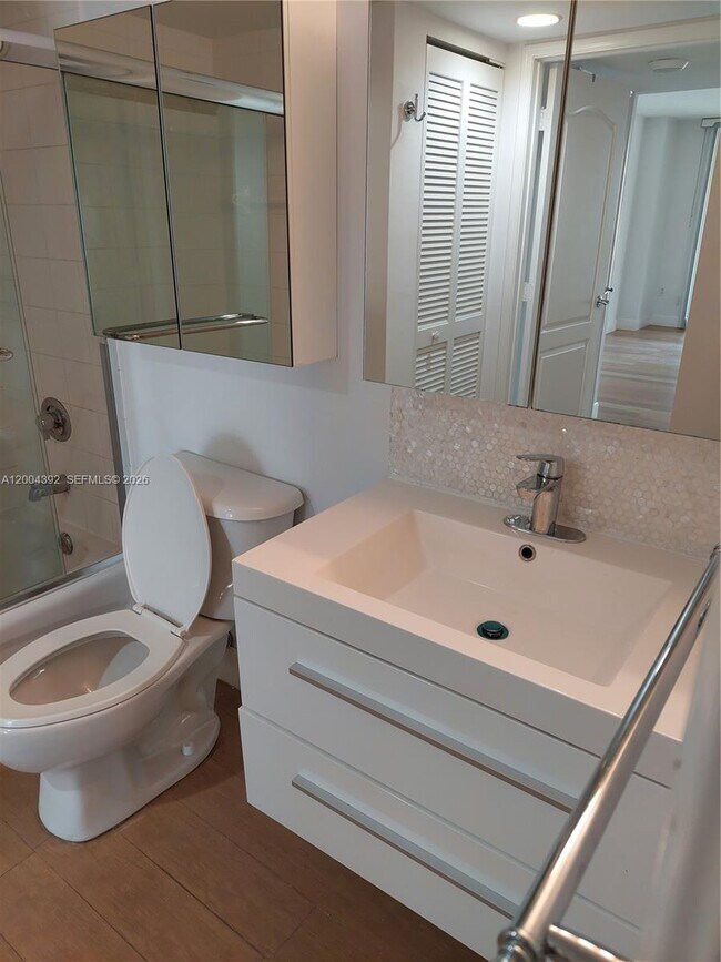 Building Photo - 1200 Brickell Bay Dr