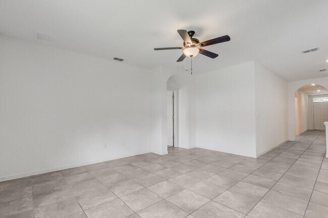 Building Photo - 2550 SE Rock Springs Dr