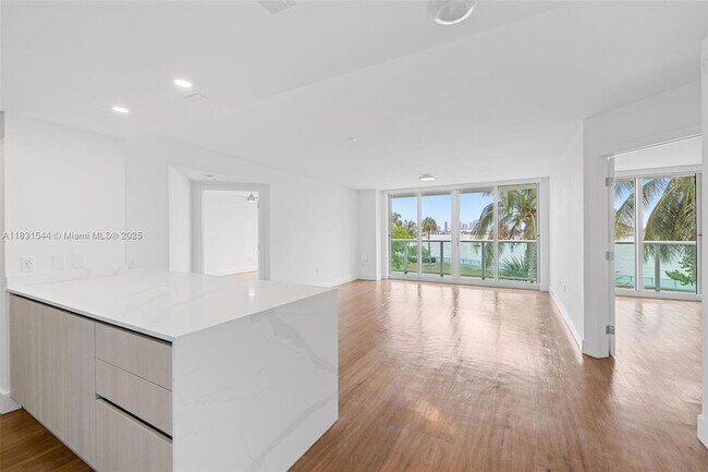Building Photo - 1500 Bay Rd