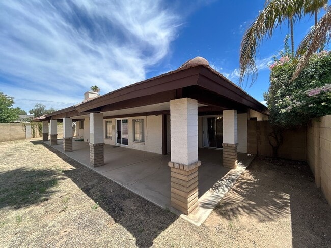 Building Photo - 570 N Villa Nueva Dr