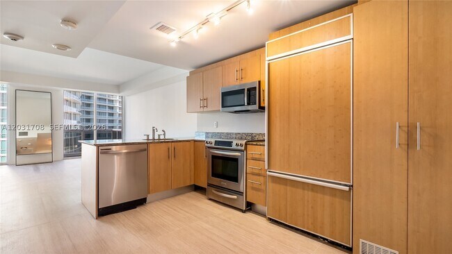 Building Photo - 10275 Collins Ave