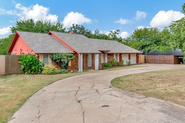 Building Photo - 2423 Pleasant Cir N
