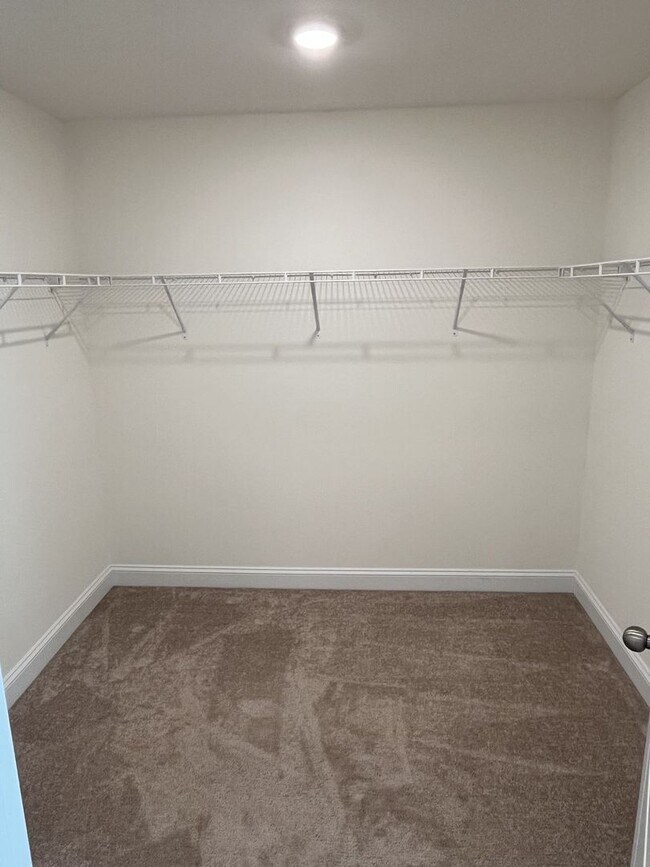 Building Photo - Newer 3 Bed + Loft Townhome in Davis Lake ...