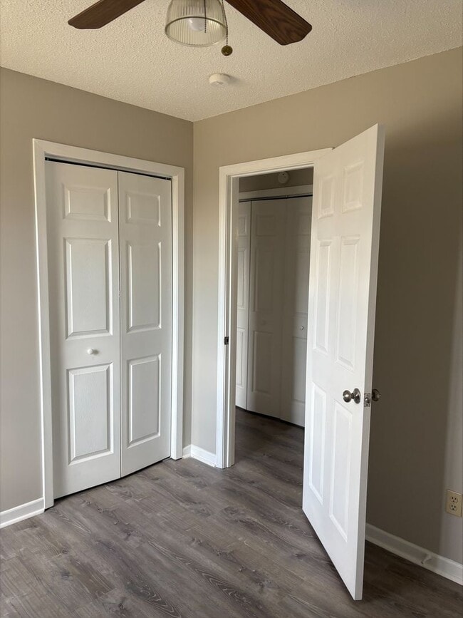 Building Photo - 3 Bedroom 2 Bath in Gray