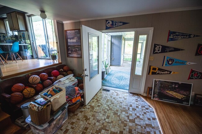 Building Photo - Short Term Rental Family Home