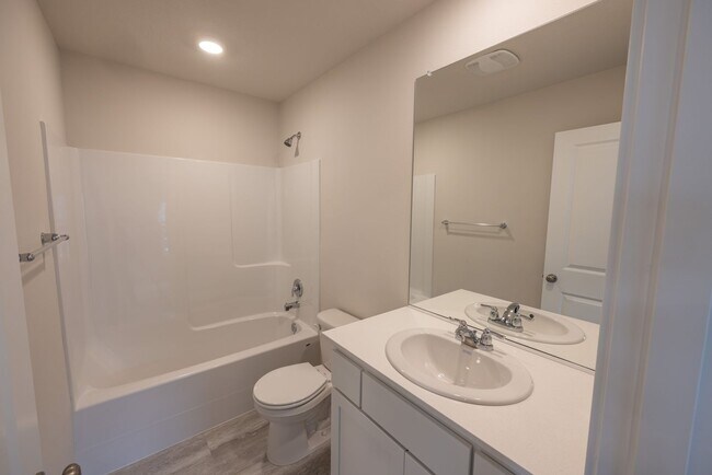 Building Photo - 3 bedroom home in Ridgefield w/ AC - Built...
