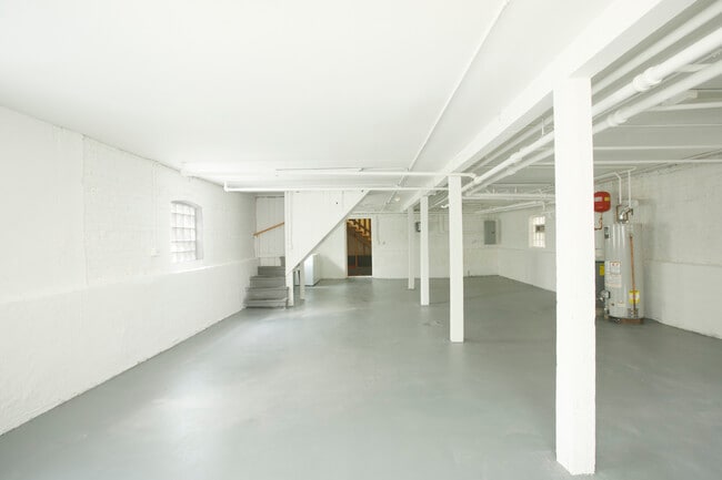 Building Photo - 2152 W Webster Ave