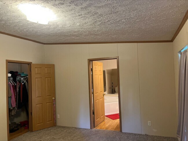 Building Photo - 3bed/2ba Single Family Home