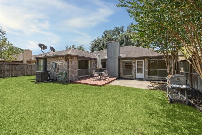 Building Photo - 16330 Leamington Ln