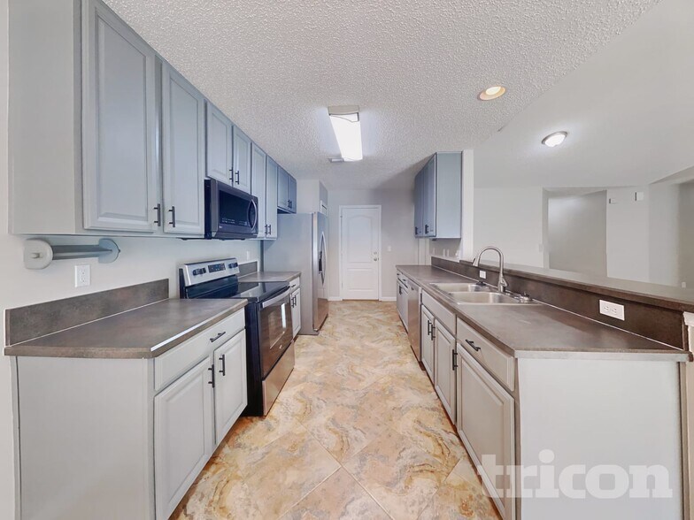 Building Photo - 6669 Southern Oaks Dr