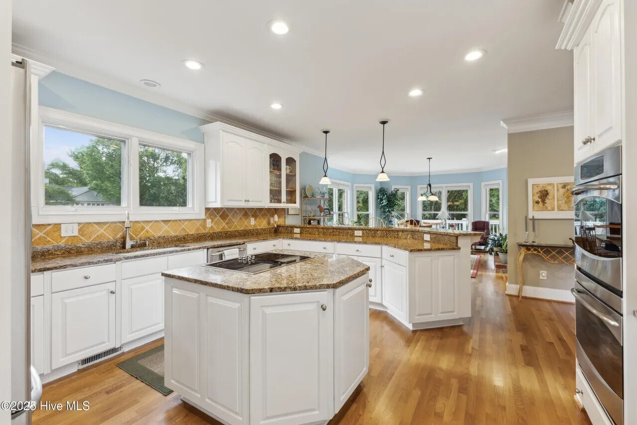 Building Photo - 8700 Thornblade Cir