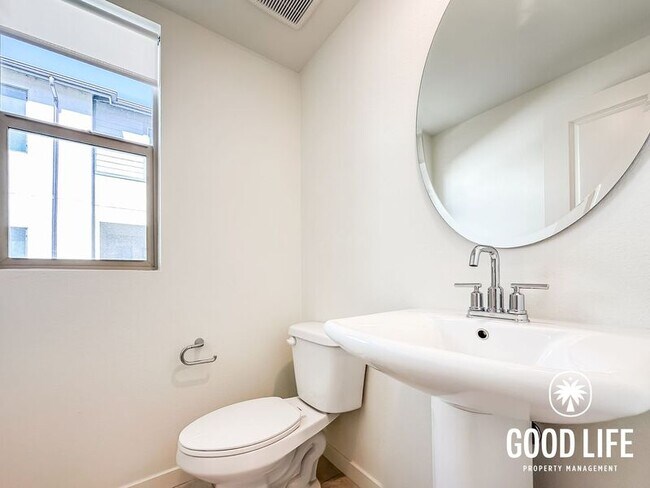 Building Photo - 1582 Topeka Ave