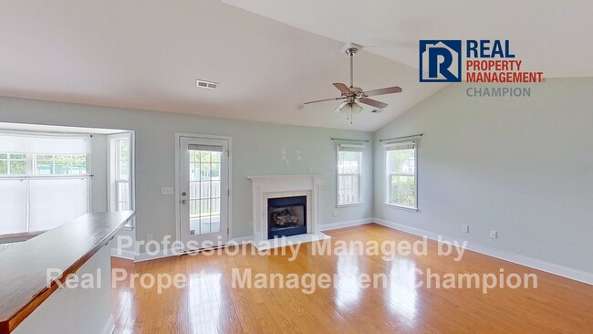 Building Photo - Spacious Home with Fenced Backyard