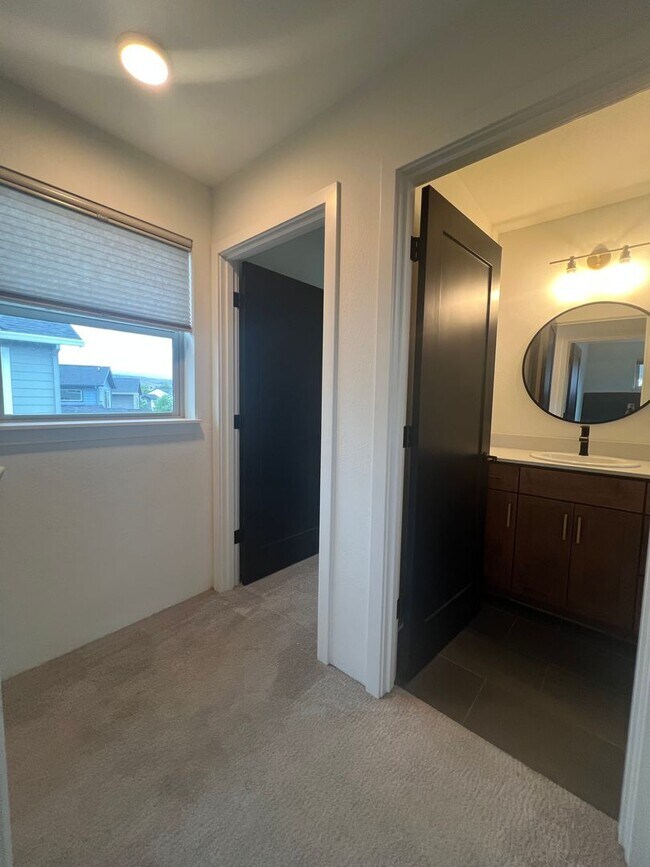 Building Photo - Contemporary 3/2.5 Talent home in Central Location | Available Now