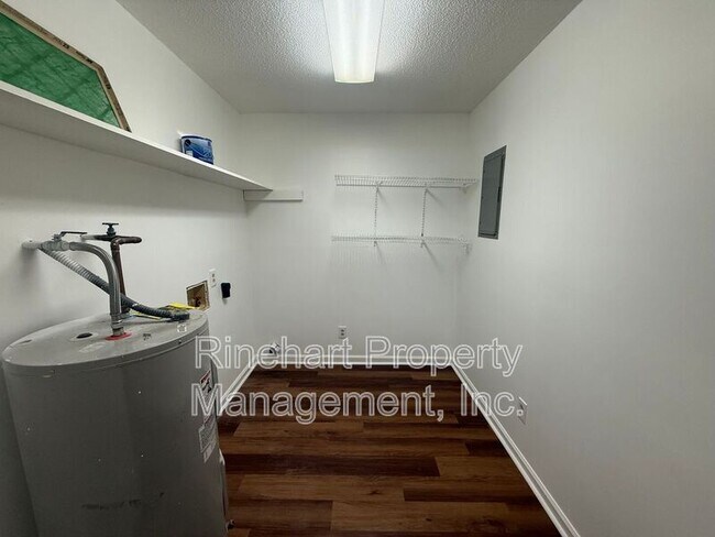 Building Photo - 1100 Chandler Dr