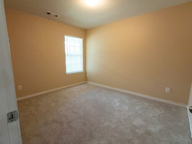 Building Photo - Pleasant 3 Bed / 2 Bath Home AVAILABLE NOW to rent in Ennis, TX
