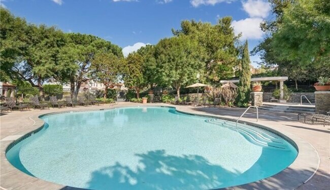 Building Photo - 9 Marisol