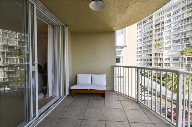 Building Photo - 1420 Brickell Bay Dr