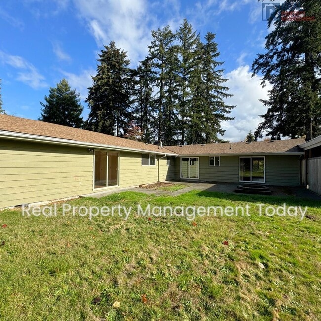 Building Photo - Spacious 5 Bedroom! Move In Ready!