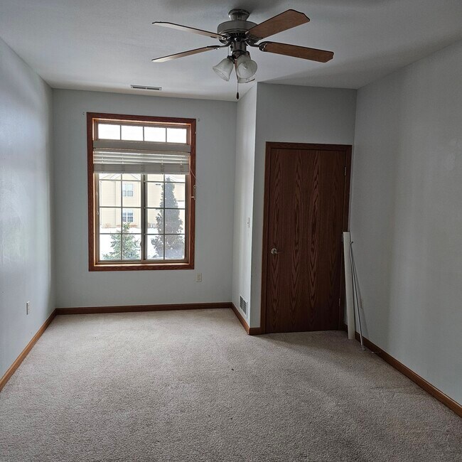 Building Photo - 16925 Stonewall Dr