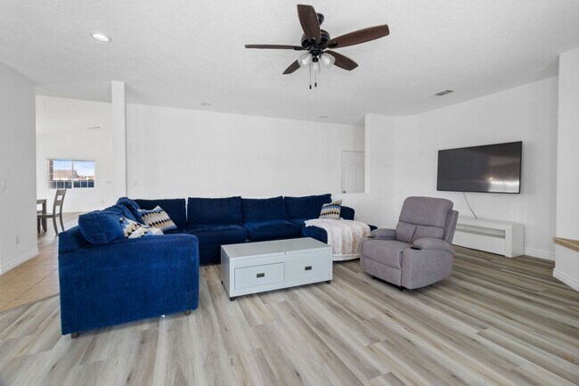 Building Photo - 18075 Lakeview Dr