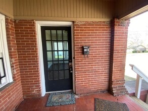 Building Photo - 105 W Cherry Ave