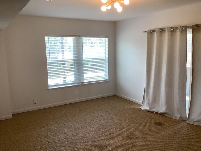 Building Photo - Renovated 1/1 Mid-Century Gem in Historic ...