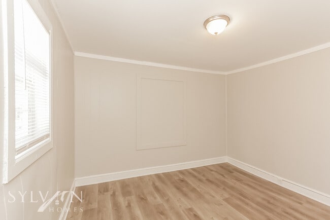 Building Photo - Cute, cozy and comfortable